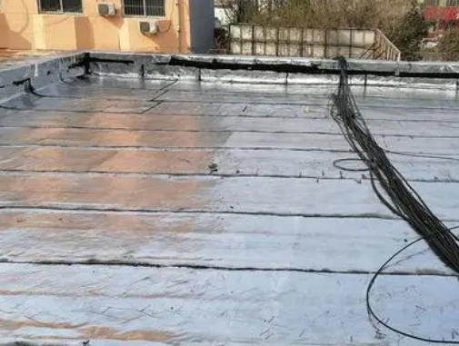 凯里卫生间漏水维修公司分享下凯里屋面楼顶防水刚性防水层施工要点。
